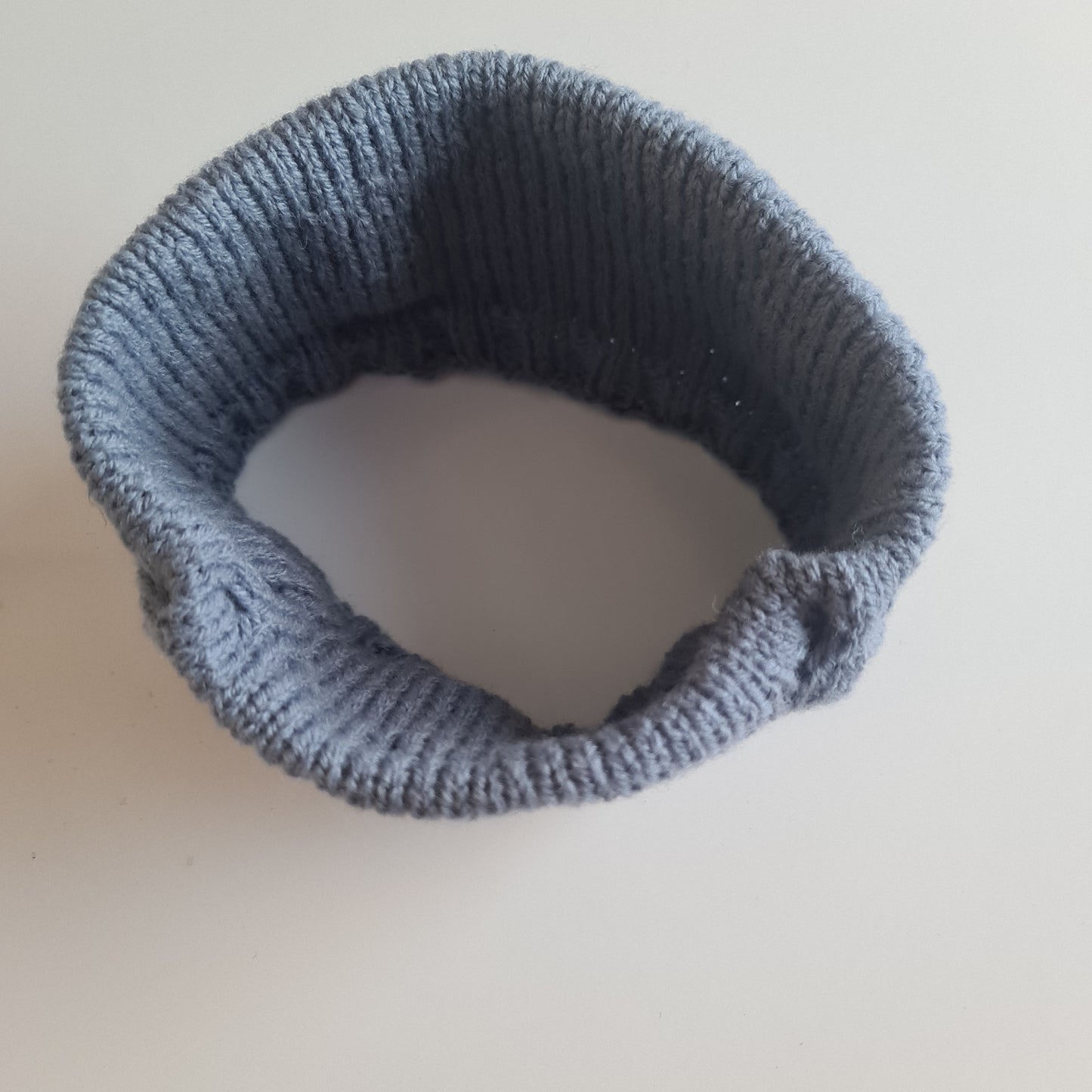 Handstickat pannband